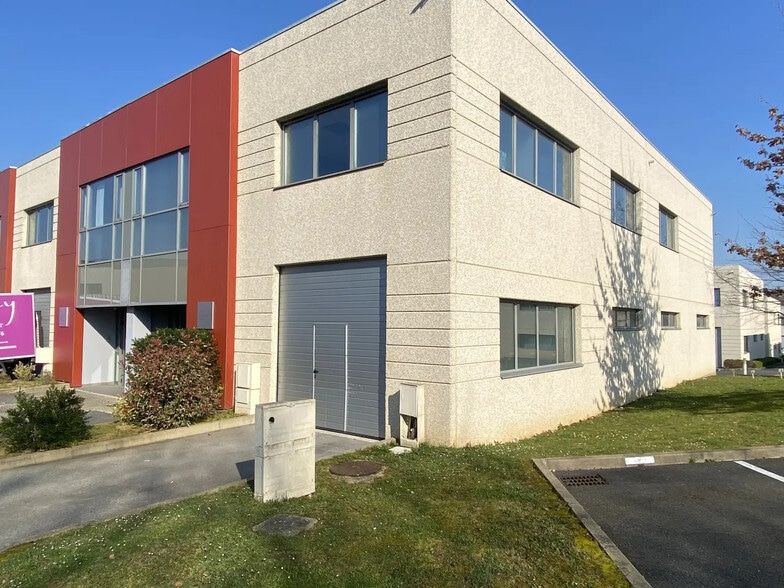 Local d’activités dans BUSSY-SAINT-GEORGES à louer - Photo de l’immeuble – Image 1 sur 3