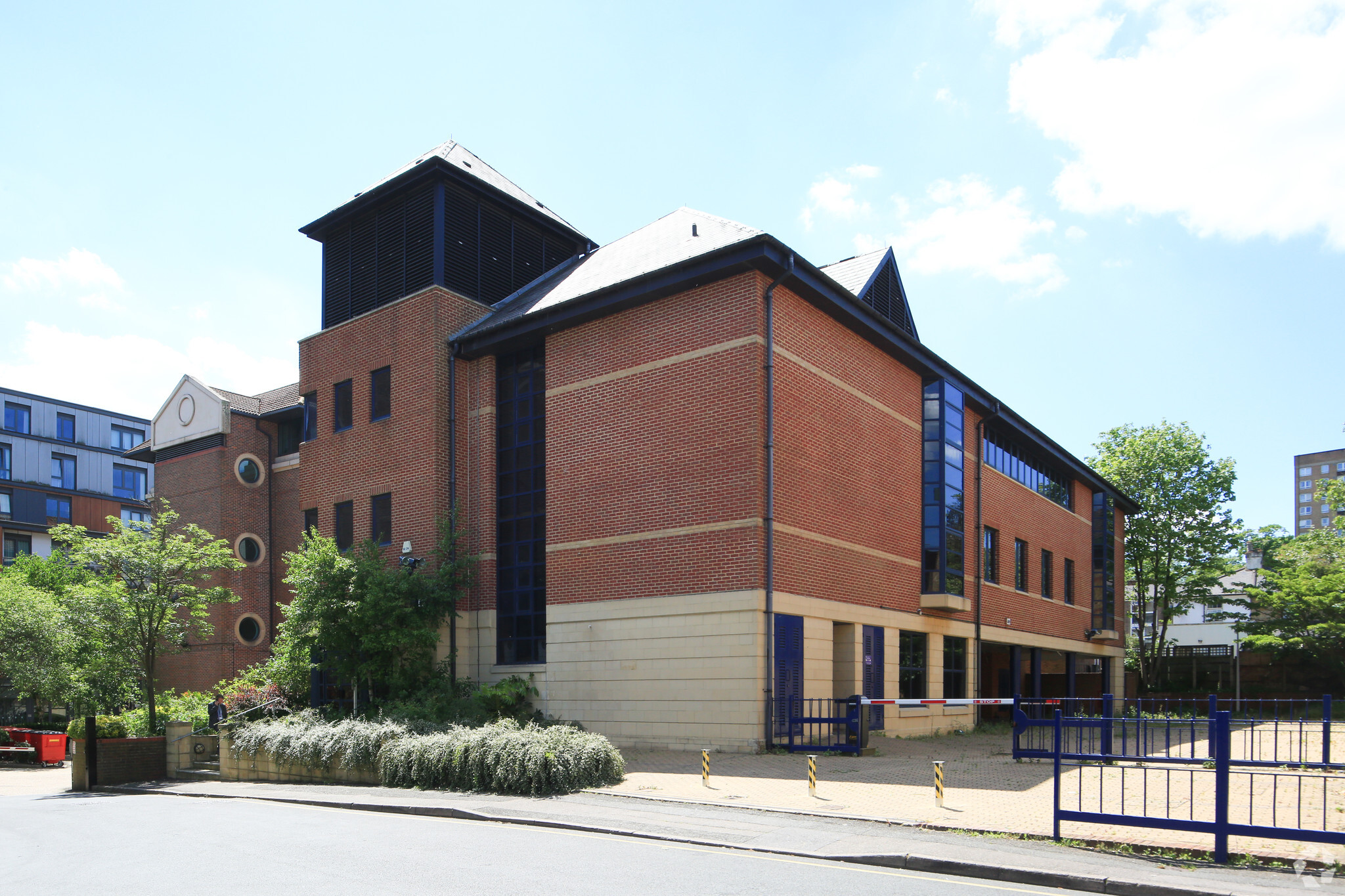 Clarendon Rd, Redhill à louer Photo principale– Image 1 sur 8