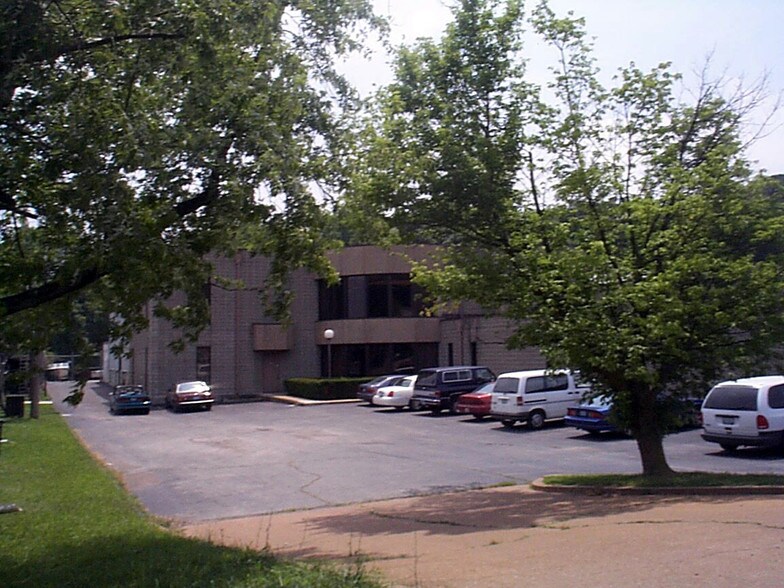 9530 Watson Industrial Park, Crestwood, MO à louer - Photo de l’immeuble – Image 3 sur 4