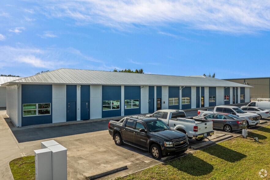 3054-3076 SE Dominica Ter, Stuart, FL à louer - Photo de l’immeuble – Image 3 sur 9
