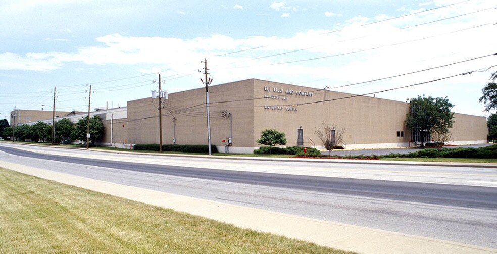 1301 S White River Pky E, Indianapolis, IN à louer - Photo de l’immeuble – Image 2 sur 7