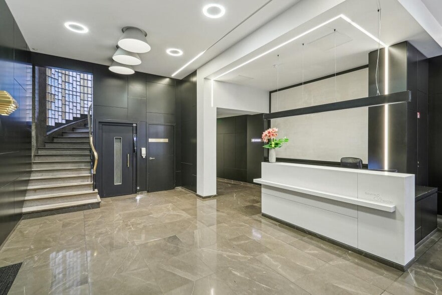 9 Avenue Percier, Paris à louer - Photo de l’immeuble – Image 2 sur 11