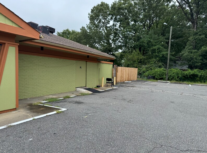 10744 Jefferson Ave, Newport News, VA à vendre - Photo de l’immeuble – Image 2 sur 34
