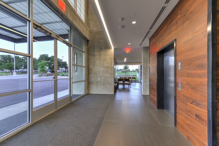 4611 Centerview, San Antonio, TX à vendre - Photo de l’immeuble – Image 3 sur 68