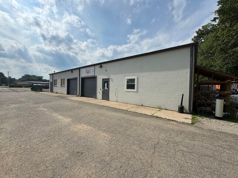 62 Enterprise Dr, Ann Arbor, MI à louer - Photo de l’immeuble – Image 1 sur 2