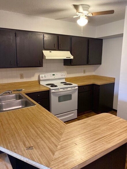 7499 Hazelcrest Dr, Hazelwood, MO à vendre - Photo intérieure – Image 3 sur 27