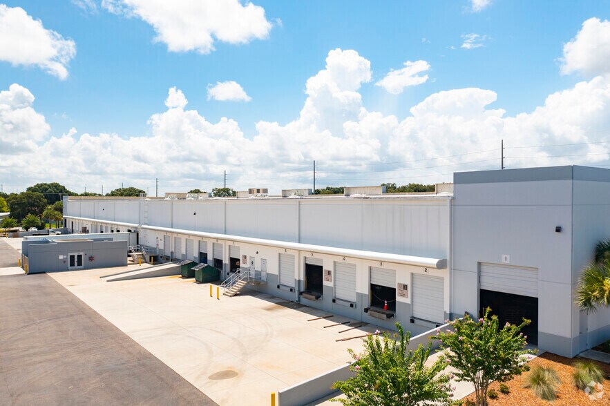 5116-5142 Joanne Kearney Blvd, Tampa, FL à louer - Photo de l’immeuble – Image 3 sur 6