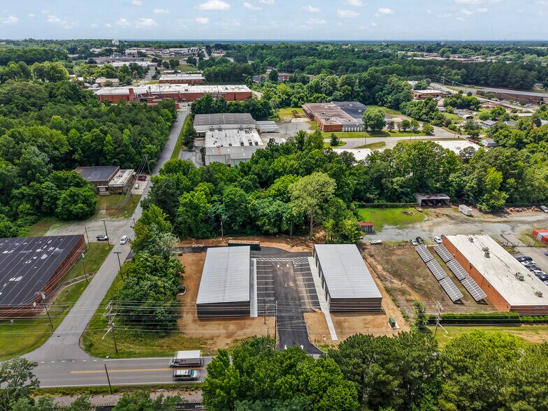 2138 Surrett Dr, High Point, NC à vendre - Photo de l’immeuble – Image 2 sur 11