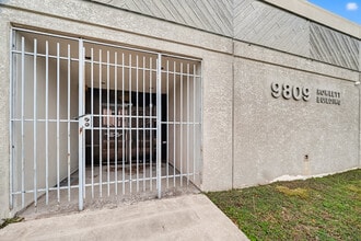 9809 Rowlett Rd, Houston, TX à louer Photo de l’immeuble– Image 1 sur 10