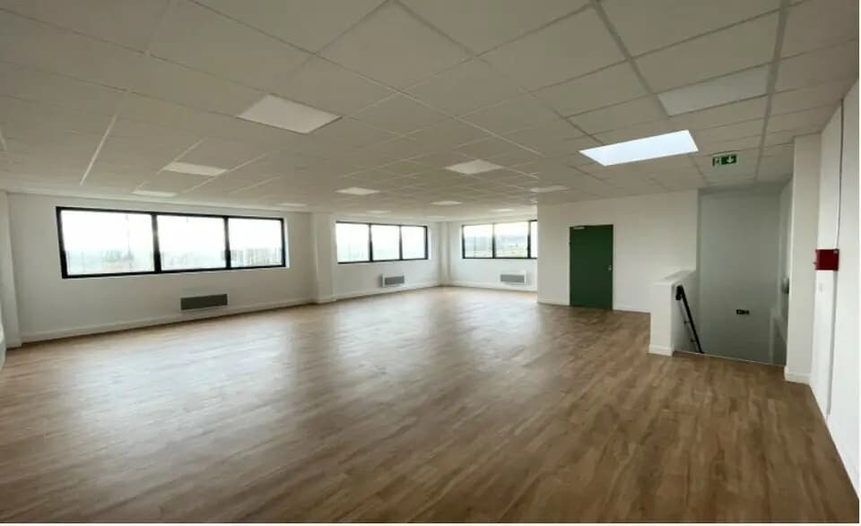 Local d'activités dans Persan à vendre - Photo de l’immeuble – Image 3 sur 19