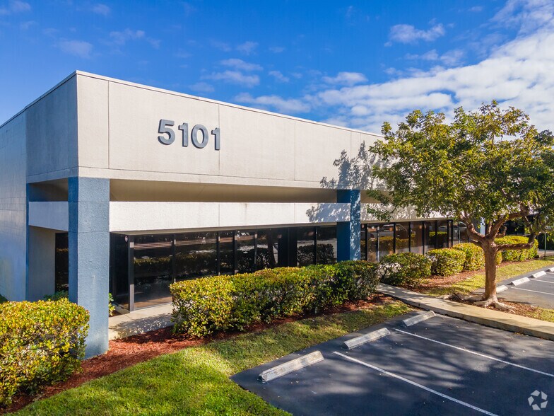5101 NW 21st Ave, Fort Lauderdale, FL à louer - Photo de l’immeuble – Image 2 sur 23