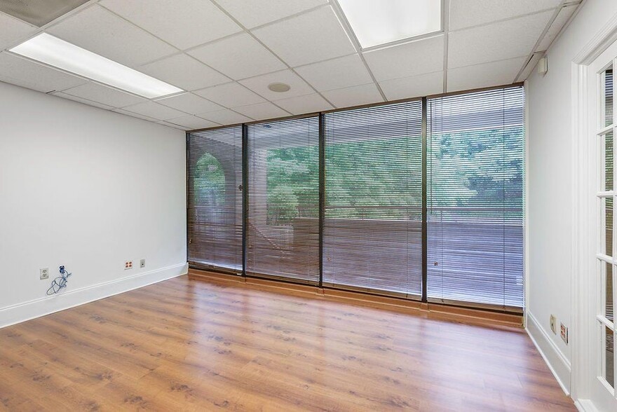 1549 Clairmont Rd, Decatur, GA à vendre - Photo intérieure – Image 3 sur 4