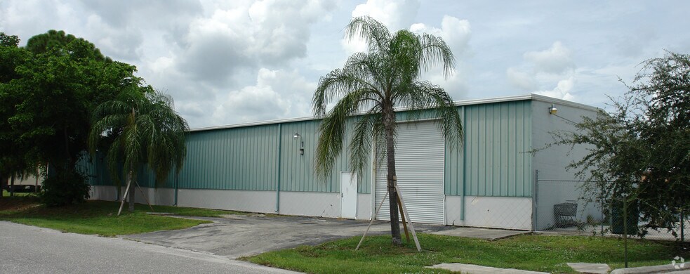 1613 SE 15th Ter, Cape Coral, FL à louer - Photo principale – Image 1 sur 18