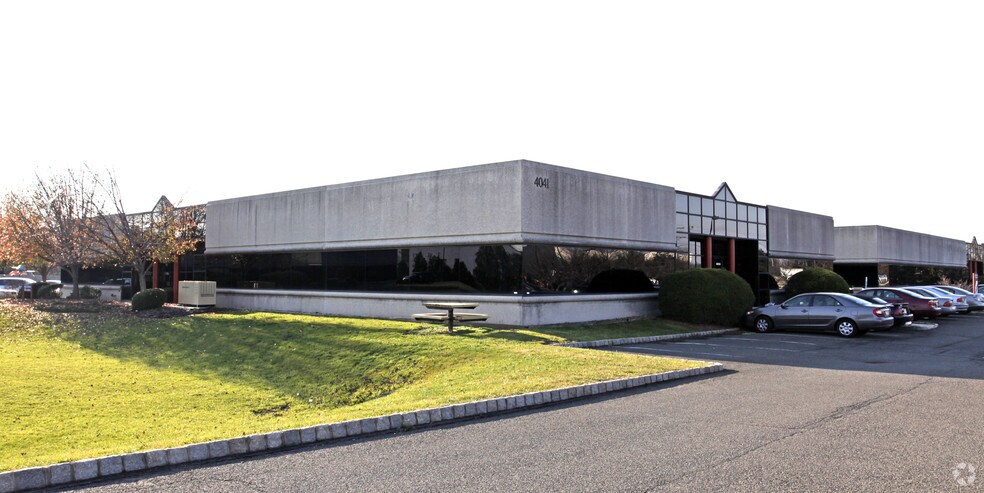 4081 Hadley Rd, South Plainfield, NJ à louer - Photo de l’immeuble – Image 2 sur 4