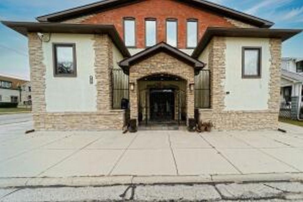 1234 Manitoba Ave, South Milwaukee, WI à vendre Photo de l’immeuble– Image 1 sur 16