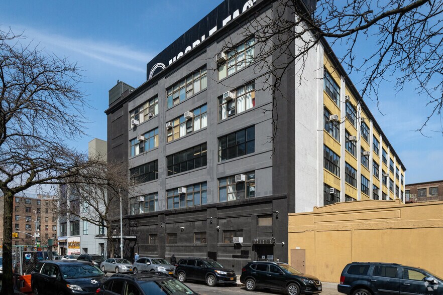 21-07 41st Ave, Long Island City, NY à louer - Photo de l’immeuble – Image 3 sur 9