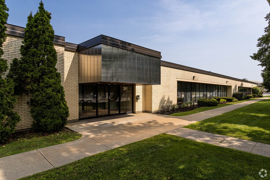 241 Boul Hymus, Pointe-claire, QC à louer - Photo principale – Image 1 sur 5