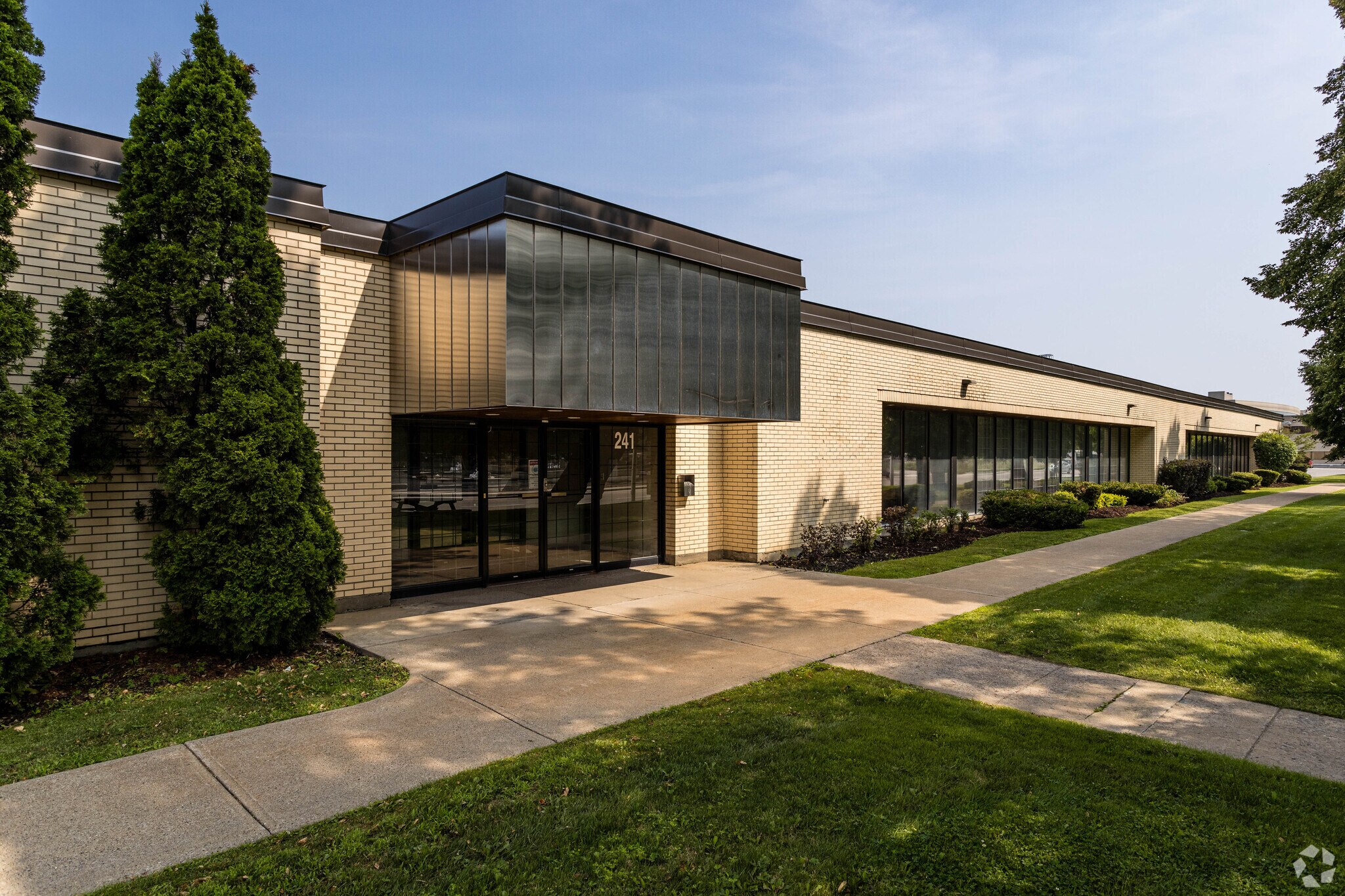 241 Boul Hymus, Pointe-claire, QC à louer Photo principale– Image 1 sur 6
