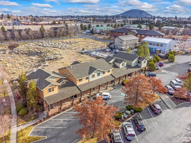 376 SW Bluff Dr, Bend, OR à louer - Photo principale – Image 1 sur 3