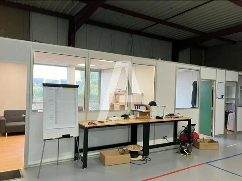 Local d’activités dans à louer - Photo de l’immeuble – Image 3 sur 7