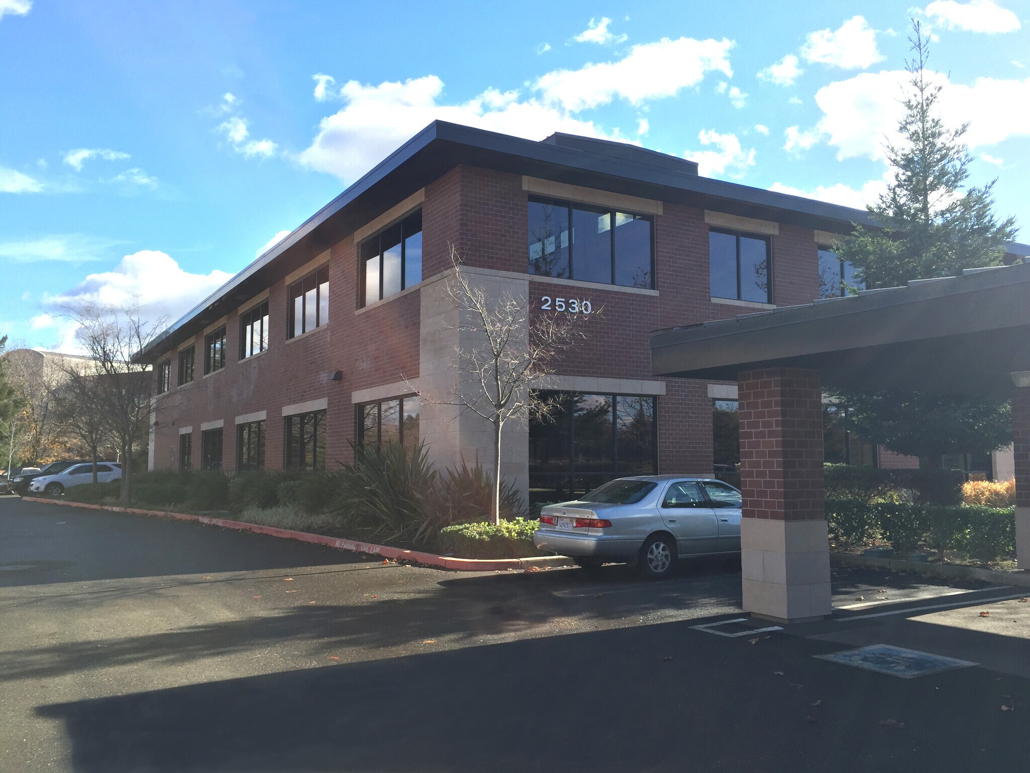 2530 River Plaza Dr, Sacramento, CA à louer Photo de l’immeuble– Image 1 sur 3