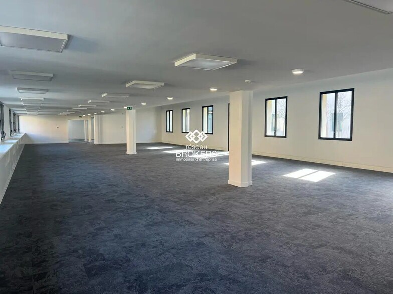 Bureau dans Vénissieux à louer - Photo de l’immeuble – Image 2 sur 6