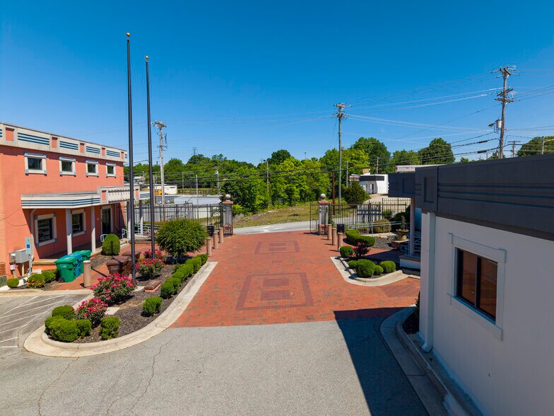 807 W Ward Ave, High Point, NC à vendre - Photo de l’immeuble – Image 3 sur 28