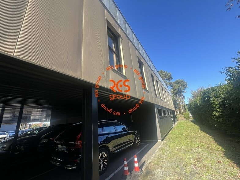 Local d'activités dans Canéjan à vendre - Photo de l’immeuble – Image 3 sur 15