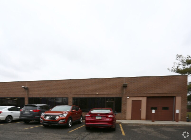 3930 Commerce Ave, Willow Grove, PA à louer - Photo de l’immeuble – Image 3 sur 4