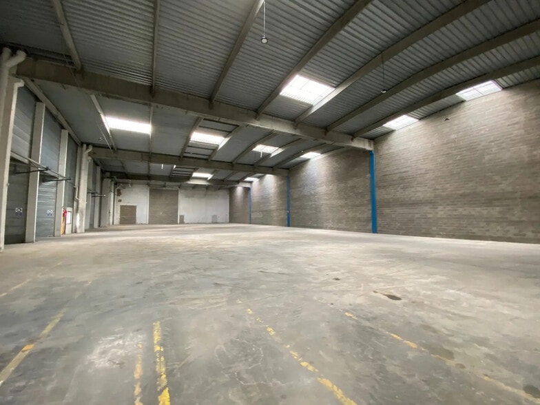 Local d'activités dans Taverny à vendre - Photo de l’immeuble – Image 3 sur 7