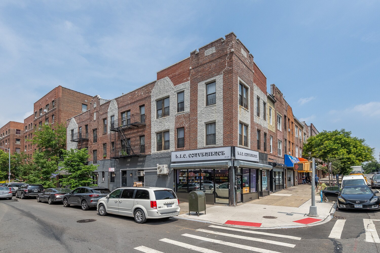 39-29 47th Ave, Sunnyside, NY à vendre Photo de l’immeuble– Image 1 sur 43