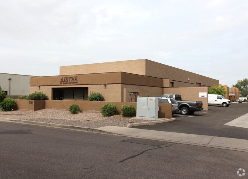 228 S Clark Dr, Tempe, AZ à louer - Photo de l’immeuble – Image 1 sur 4