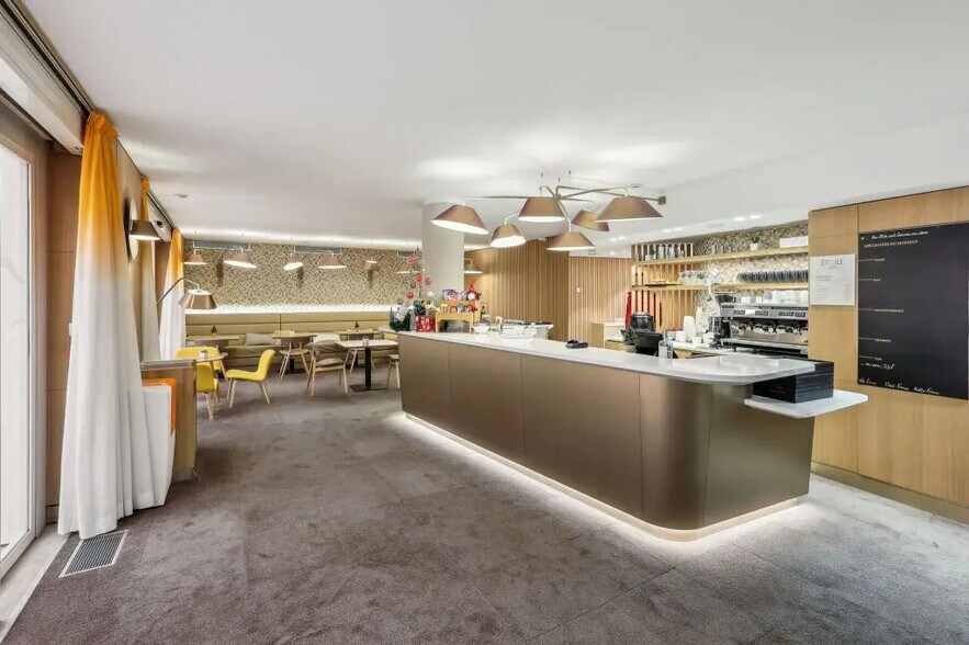 21-25 Rue Balzac, Paris à louer - Photo de l’immeuble – Image 3 sur 12