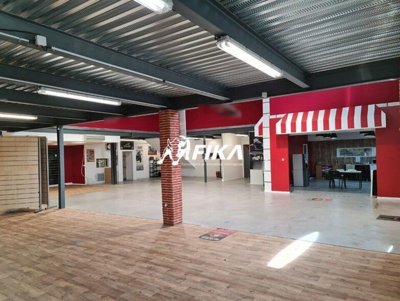 Local d'activités dans Grenade à vendre - Photo de l’immeuble – Image 2 sur 11