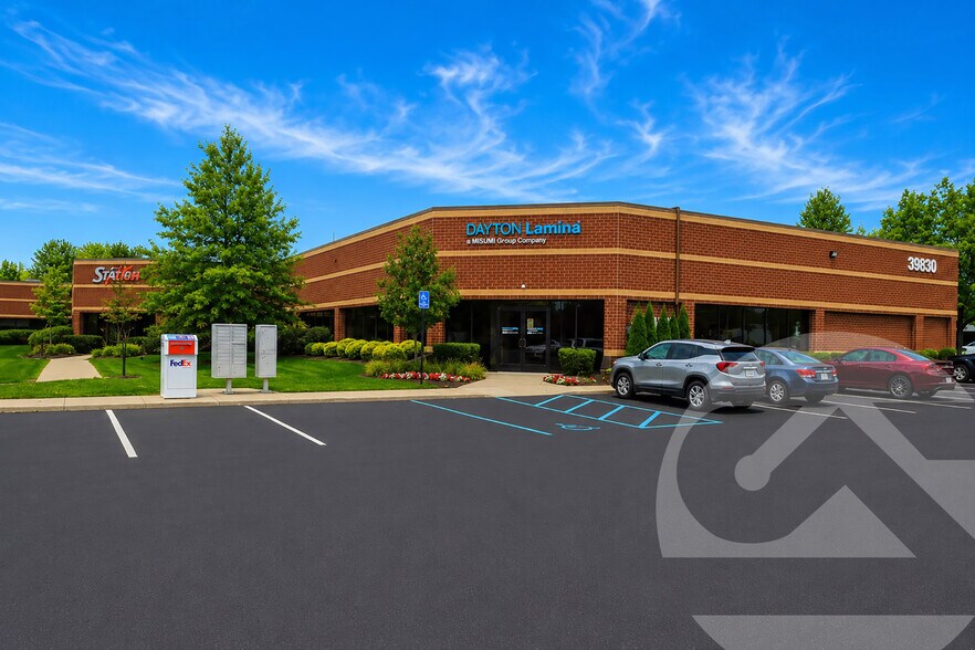 39830 Grand River Ave, Novi, MI à louer - Photo de l’immeuble – Image 1 sur 9