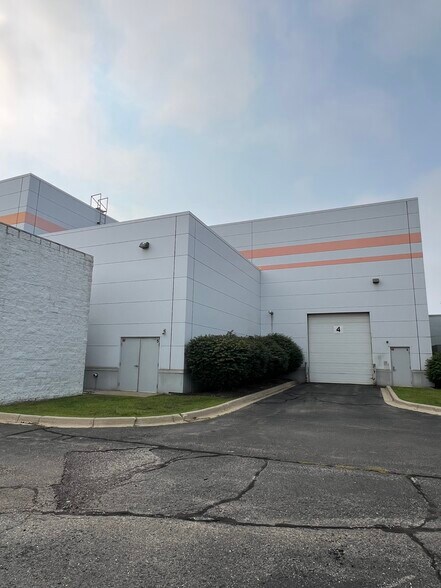 7075 Commerce Blvd, Canton Township, MI à vendre - Photo de l’immeuble – Image 2 sur 6