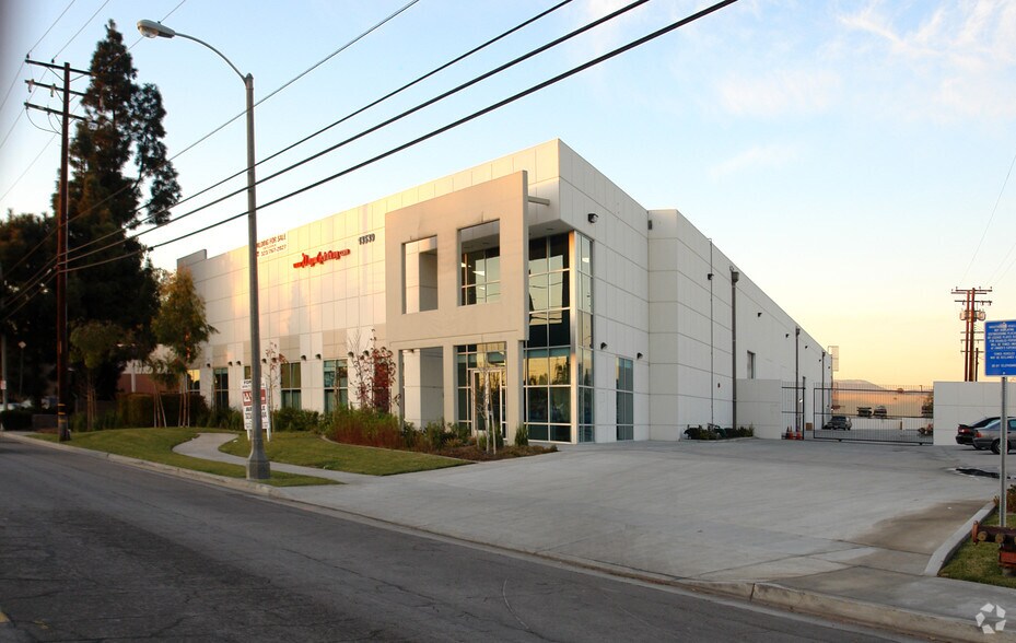 13539 Freeway Dr, Santa Fe Springs, CA à louer - Photo de l’immeuble – Image 3 sur 5