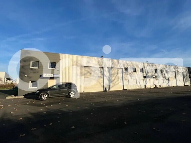 Local d’activités dans Vert-Saint-Denis à louer - Photo de l’immeuble – Image 2 sur 24