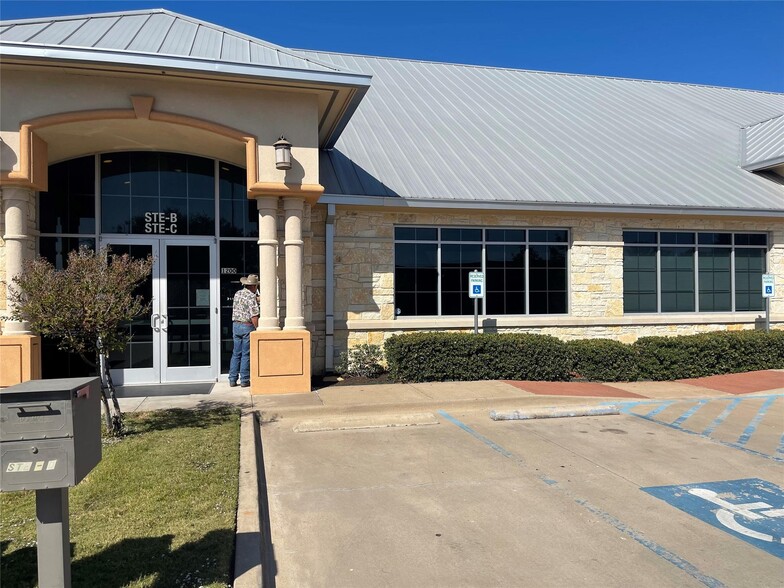 1200 Crawford Ave, Granbury, TX à louer - Photo de l’immeuble – Image 1 sur 9