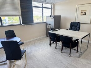 13810-13854 Lakeside Cir, Sterling Heights, MI à louer Photo intérieure– Image 1 sur 1