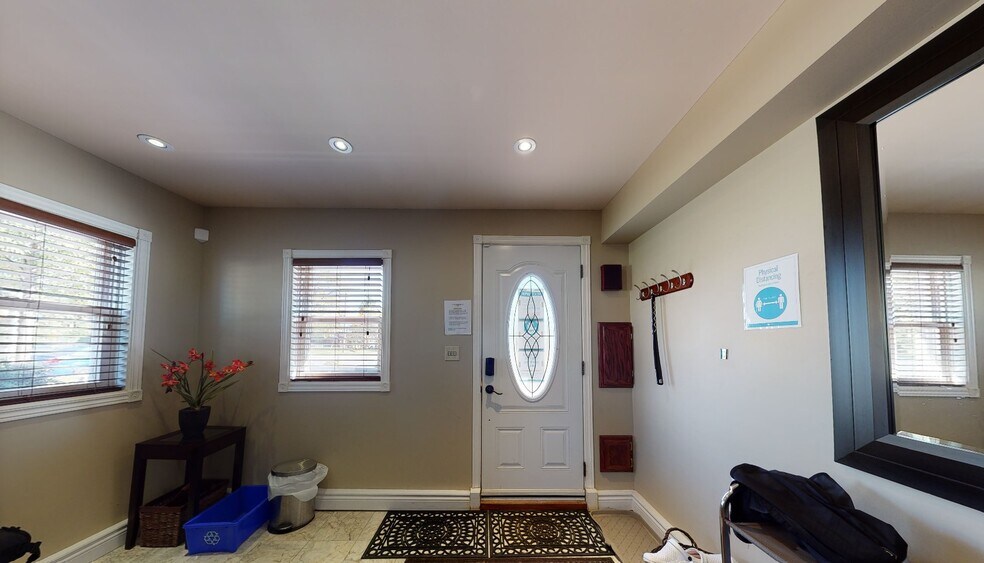 11 Belmont Av W, Kitchener, ON à vendre - Hall d’entrée – Image 1 sur 9