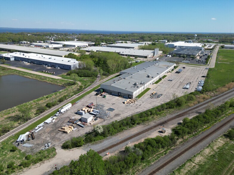 585 Enterprise Dr, Neenah, WI à louer - Photo de l’immeuble – Image 2 sur 13