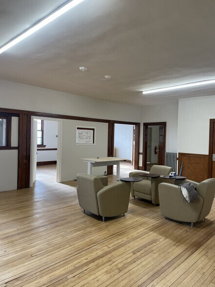 201 E Jefferson St, Franklin, IN à louer - Photo de l’immeuble – Image 3 sur 13