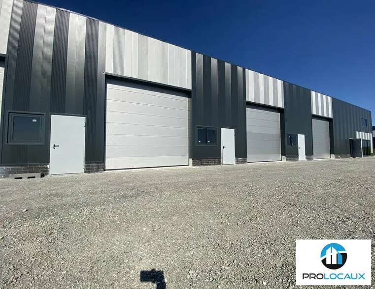 Local d’activités dans Pavilly à louer - Photo de l’immeuble – Image 1 sur 9