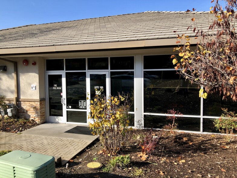 588 N Sunrise Ave, Roseville, CA à louer - Photo de l’immeuble – Image 2 sur 7