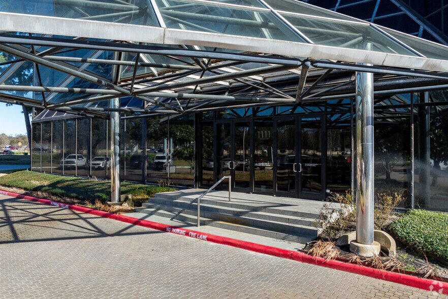 1111 N Loop W, Houston, TX à louer - Photo de l’immeuble – Image 3 sur 21