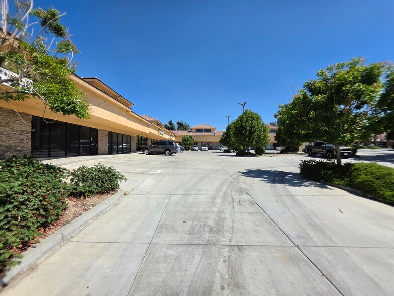 2888 E Florida Ave, Hemet, CA à louer - Photo de l’immeuble – Image 3 sur 7