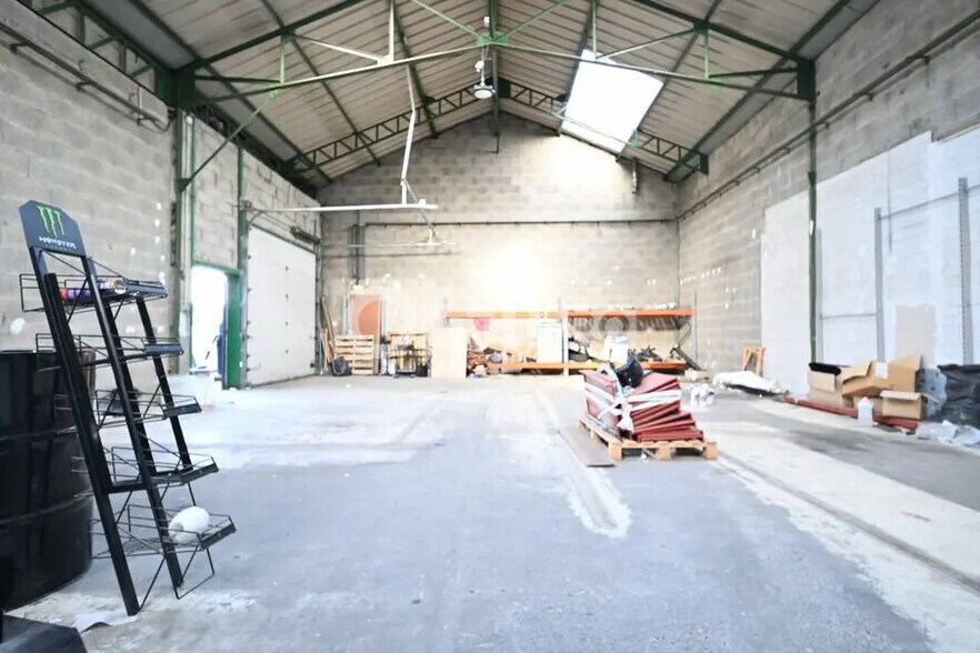 Local d’activités dans Vénissieux à louer - Photo de l’immeuble – Image 3 sur 5