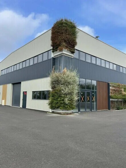 Local d'activités dans Salleboeuf à vendre - Photo de l’immeuble – Image 1 sur 3