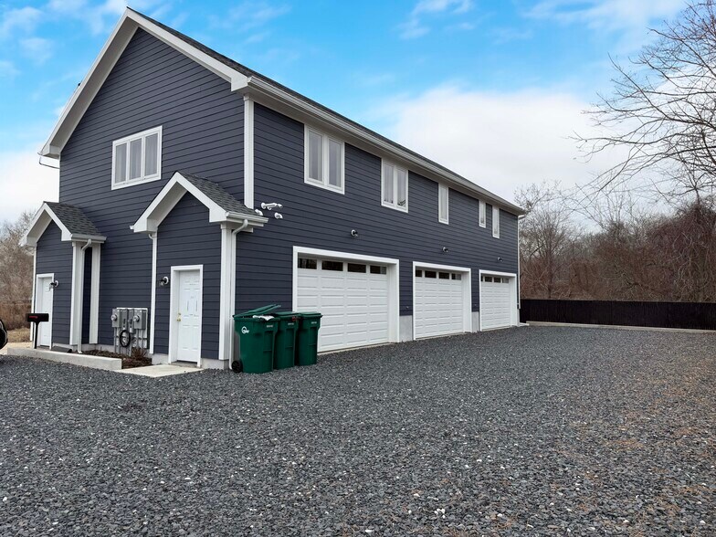 19 Kroemer Ave, Riverhead, NY à louer - Photo de l’immeuble – Image 1 sur 1